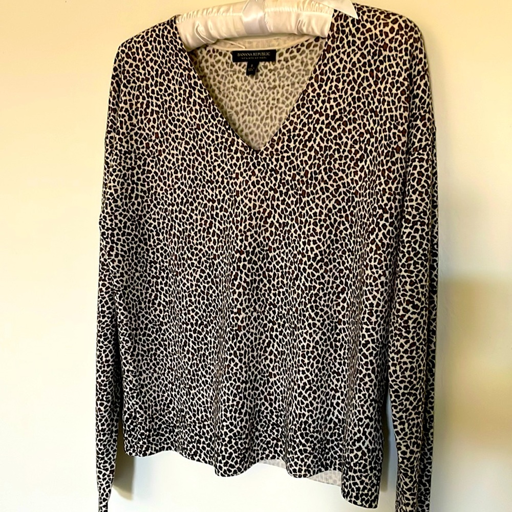 Banana Republic, V-Neck, fine merino wool ,animal print sweater. Size S